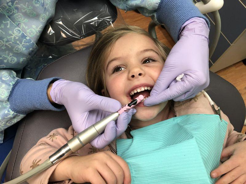 Dziewczynka w trakcie leczenia zębów